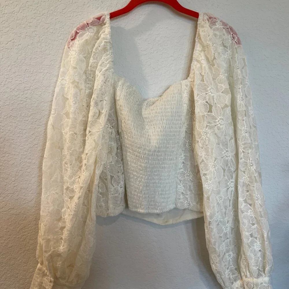 NWT En Saison Floral Lace Crop Long Sleeve Top